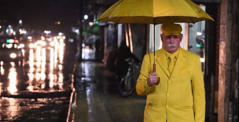 The Yellow Man of Aleppo: A Vibrant Beacon of Hope and Individuality in a City Resilient Through Adversity